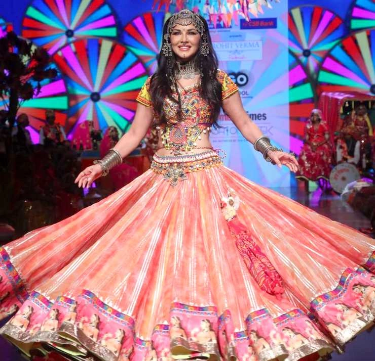 राजस्थानी लहंगा-चोली पहनकर सनी लियोनी ने किया रैंप वॉक, डिजाइनर रोहित वर्मा के लिए बनीं शो स्टॉपर