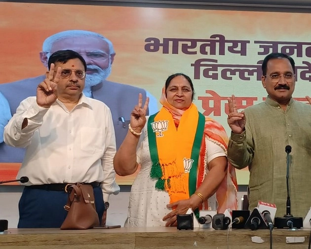Delhi MCD Election : एमसीडी चुनाव से पहले AAP की पार्षद BJP में शामिल - Aam Aadmi Party councilor Sunita joins BJP