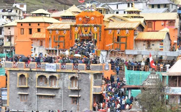 बद्रीनाथ धाम में पीएम मोदी के नाम से हुई पहली पूजा, श्रद्धालुओं पर हेलीकॉप्टर से पुष्प वर्षा - doors of Lord Shri Badrinath temple opened