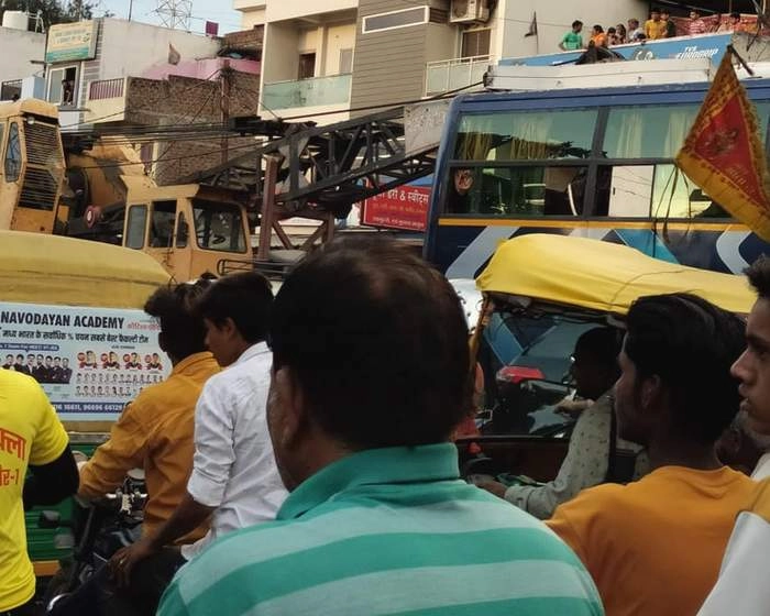 इंदौर में भीषण दुर्घटना, क्रेन ने कई लोगों को कुचला, 4 की मौत - Horrific accident in Indore, crane crushed many people, 5 died