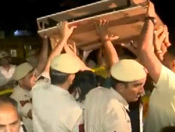 दिल्ली के जंतर-मंतर पर हंगामा, पहलवानों और पुलिसकर्मियों में झड़प, बेड लेकर पहुंचे थे AAP नेता सोमनाथ भारती - scuffle breaks out between protesting wrestlers and Delhi Police at Jantar Mantar