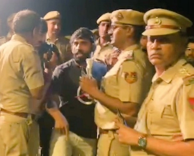 wrestlers and police clash at Jantar Mantar in Delhi