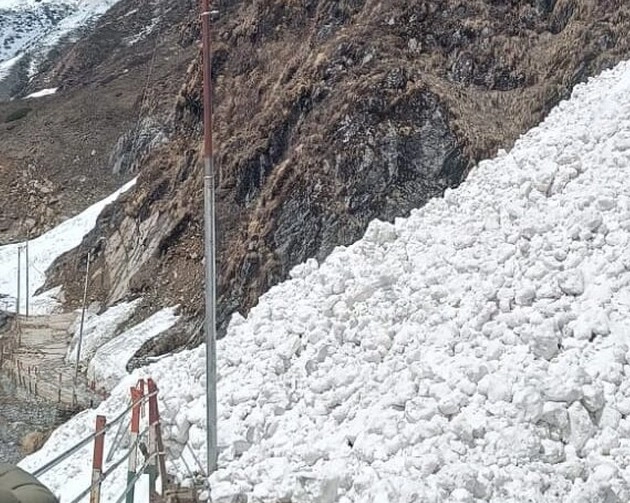ग्लेशियर टूटने से केदार पैदल मार्ग फिर हुआ बाधित, यात्रा रुकी - Kedarnath trekking route again disrupted due to breaking of glacier