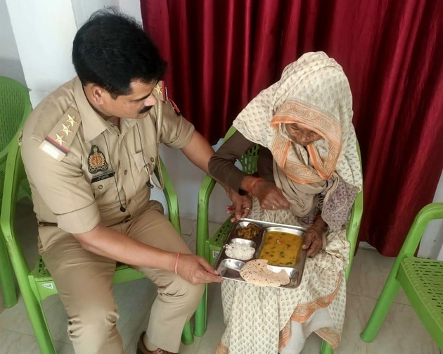 kanpur Police justice with old lady