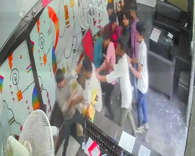 इंदौर में होटल कर्मचारियों पर हमला, सीसीटीवी में कैद हुई घटना - Hotel staff attacked in Indore