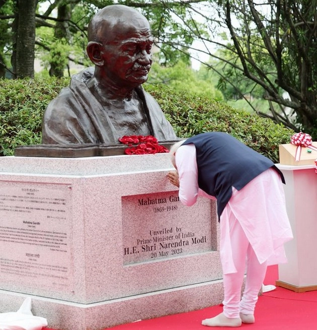 PM मोदी ने हिरोशिमा में किया महात्मा गांधी की प्रतिमा का अनावरण - Prime Minister Narendra Modi unveiled the statue of Mahatma Gandhi