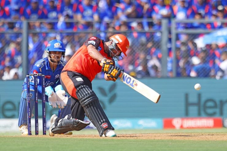 हैदराबाद के ओपनर्स ने बढ़ाई मुंबई के दिल की धड़कन, प्लेऑफ के लिए जल्द चेस करने होंगे 201 रन - Sunrisers Hyderabad sets a mammoth target against Mumbai Indians