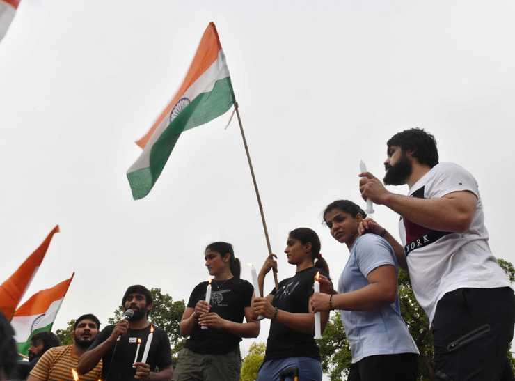 Wrestlers Protest: जंतर-मंतर से इंडिया गेट तक पहलवानों का कैंडल मार्च - Candle march of wrestlers from Jantar Mantar to India Gate