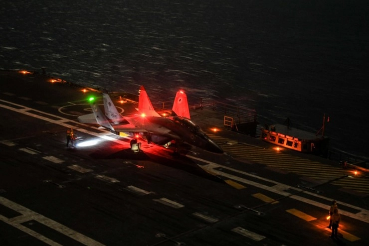 पहली बार INS विक्रांत पर रात में उतरा मिग-29 K लड़ाकू विमान, देखें VIDEO और तस्वीरें...
