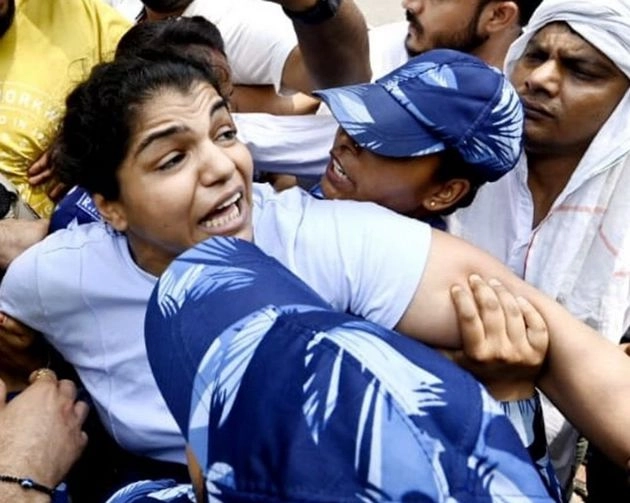नए संसद भवन की ओर बढ़ रहे पहलवानों से पुलिस की झड़प, साक्षी मलिक को घसीटा - Wrestlers protest : Delhi police wrestlers going towards new parliament