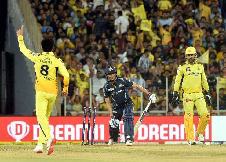 दीपक चाहर ने छोड़ा कैच तो गिल की गिल्लियां बिजली से तेज गिराकर माही ने पलटी बाजी (Video) - MS Dhoni stumps Shumbhman Gill with a lightning quick speed in IPL 2023