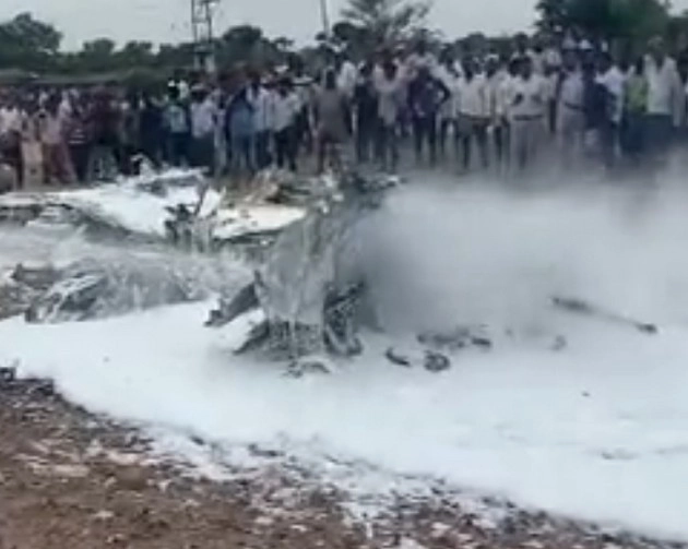 कर्नाटक में क्रैश हुआ वायुसेना का ट्रेनी विमान, पायलट सुरक्षित - Kiran trainer aircraft crashed in Karnataka
