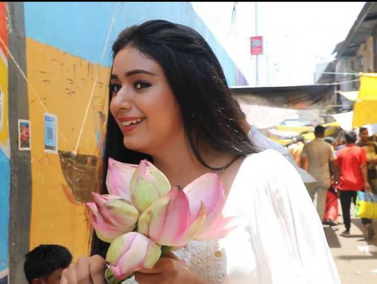 नेहा सोलंकी ने 'तितली' में अपने किरदार के लिए किया मुंबई के दादर फ्लावर मार्केट का दौरा | neha solanki reached mumbai dadar flower market to enhance the character of titli