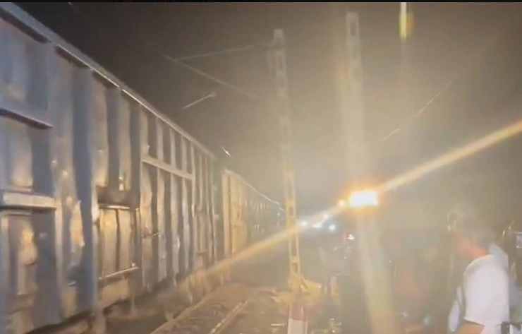 VIDEO : हादसे वाले रूट पर पहली बार दौड़ी मालगाड़ी, रेल मंत्री ने जोड़े हाथ, 51 घंटे में ट्रैक बहाल - balasore train movement resumes within 51 hours of the accident ashwini vaishnaw