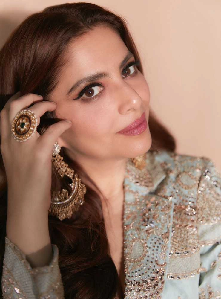 एक्ट्रेस सोनम का शरारा आउटफिट में ग्लैमरस अंदाज | Actress Sonam Looks Stunning In Sharara Outfit