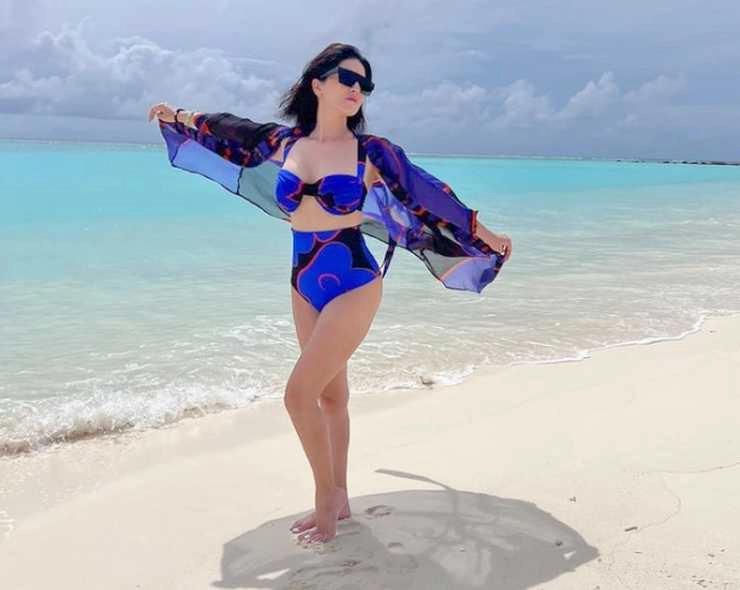 बिकिनी पहन सनी लियोनी ने समंदर किनारे दिखाई अपनी हॉट अदाएं | sunny leone looks hot in blue printed bikini