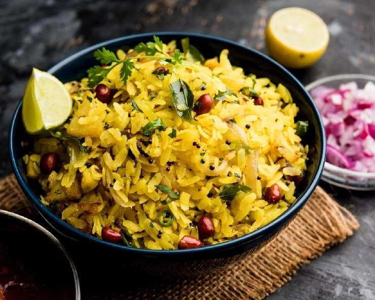Breakfast : ब्रेकफास्ट में ब्रेड और पराठा खाकर हो गए बोर, तो ट्राई करो ये स्वादिष्ट इंदौरी पोहा.... 3 आज पोहा दिवस: कैसे बनाएं इंदौर का टेस्टी पोहा, अभी नोट करें सरल रेसिपी