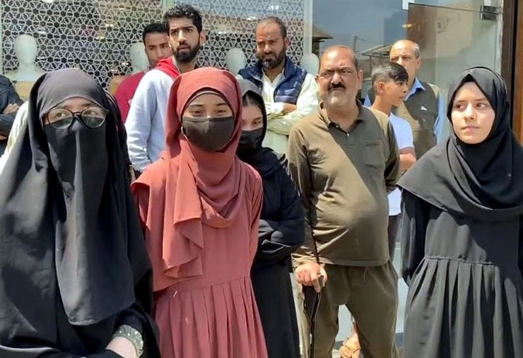 Kashmir Hijab Row : कश्मीर में हिजाब को लेकर विवाद, छात्रों ने किया जोरदार प्रदर्शन, नेशनल कॉन्फेंस ने दी कड़ी प्रतिक्रिया