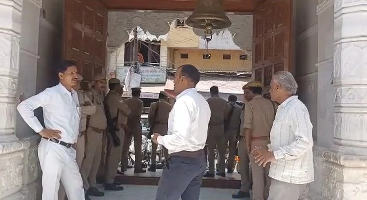 मंदिर में नमाज पढ़ने वाला अकरम हुआ गिरफ्तार, बोला- मंदिर और मस्जिद एक जैसे - hapur sidhpeeth chandi mandir namaz performed by a man police investigating cctv footage