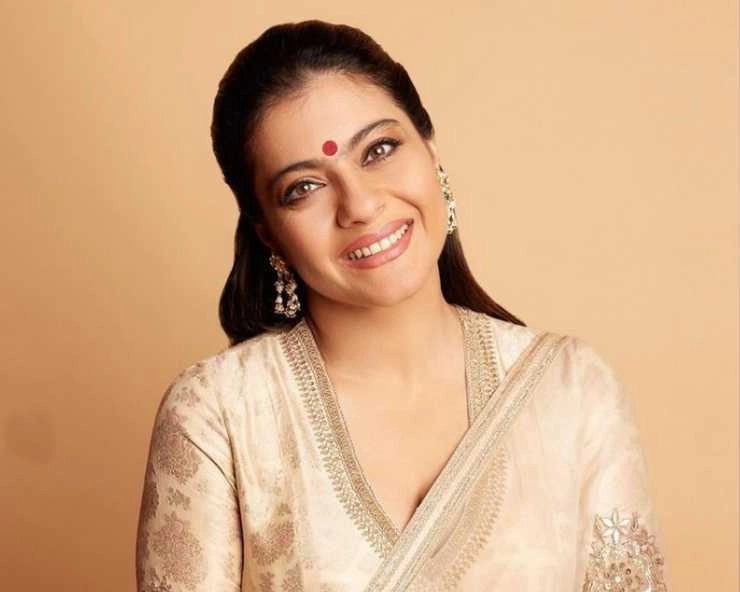 दुर्गा पंडाल में फोन के चक्कर में गिरीं काजोल, वायरल हुआ वीडियो | kajol falls off stage at durga puja pandal video goes viral