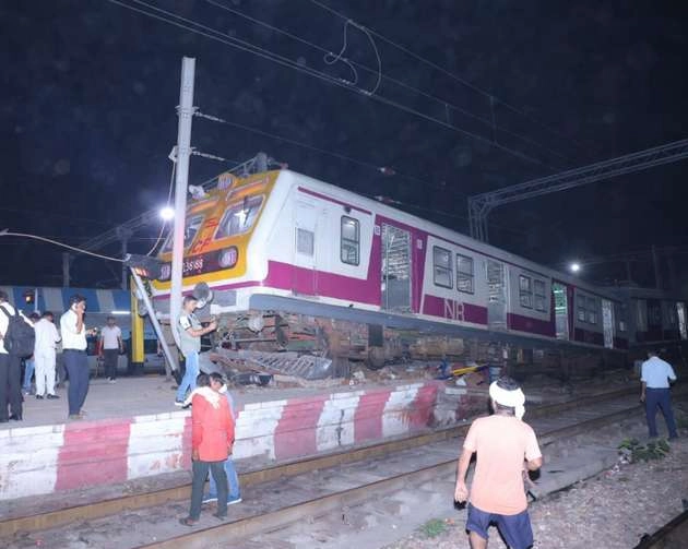 अजमेर में साबरमती-आगरा सुपरफास्ट की मालगाड़ी से टक्कर, 4 बोगियां पटरी से उतरीं - Sabarmati Agra Train Accident in rajasthan