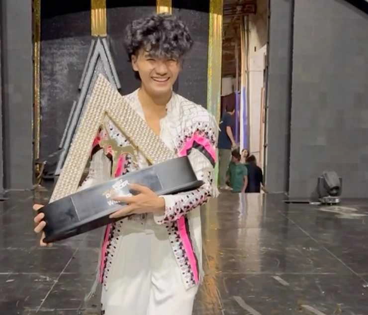 'इंडियाज बेस्ट डांसर 3' के विनर बने समर्पण लामा, ट्रॉफी के साथ मिली इतनी प्राइज मनी | indias best dancer 3 winner samarpan lama got cash prize of rs 15 lakh