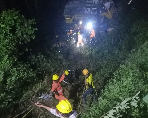 नैनीताल में बड़ा हादसा, बस खाई में गिरने से 7 लोगों की मौत, 26 घायल - 7 people died and 26 injured when bus fell into ditch in Nainital