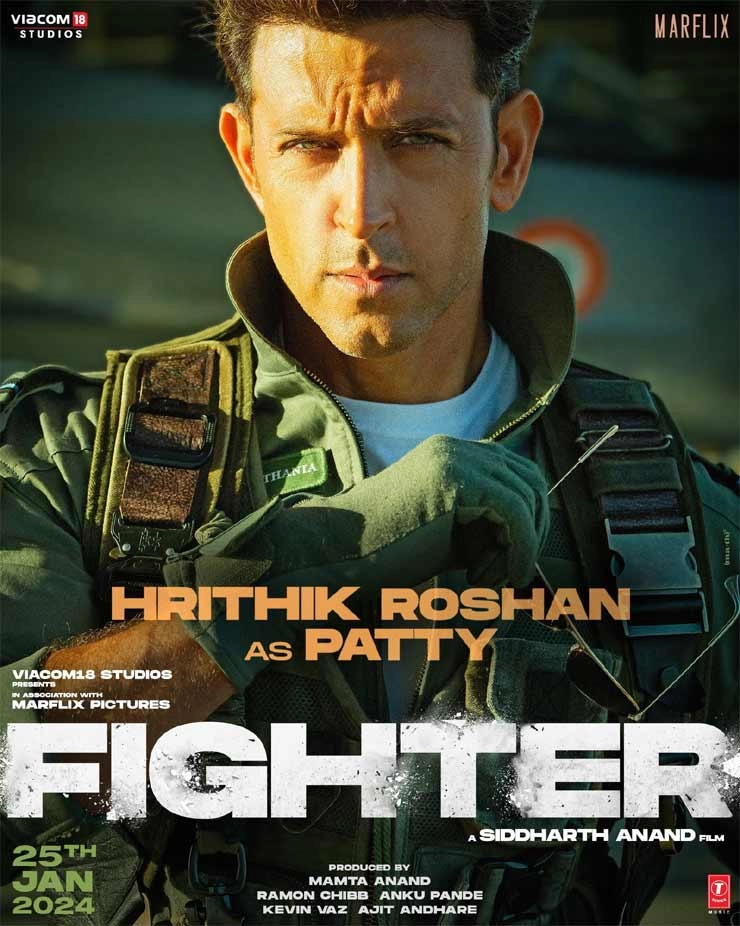 Hrithik Roshan first look from movie Fighter  | फाइटर में रितिक रोशन का फर्स्ट लुक: स्क्वाड्रन लीडर शमशेर पठानिया के रूप में उड़ाए होश