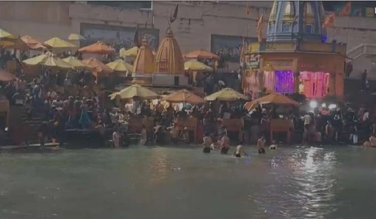 Ganga Snan Haridwar: शीतलहर पर आस्था की डुबकी, हर की पैड़ी पर भक्तों का गंगा स्नान जारी