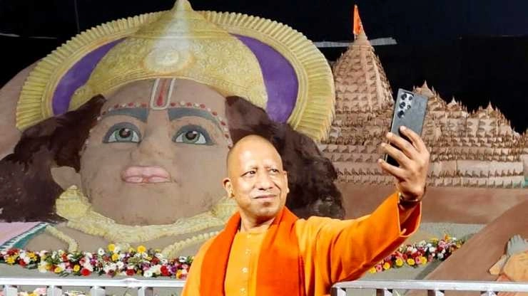 CM योगी आदित्यनाथ नजर आए अलग अंदाज में, रामकथा पार्क में ली सेल्फी - Chief Minister Yogi Adityanath took selfie in Ramkatha Park