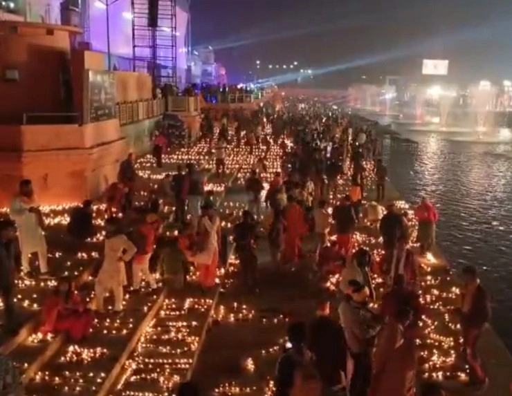 जगमगाई अयोध्या, 1 लाख 60 हजार दीपक से रोशन सरयू का तट, पूरे यूपी में दीपावली सा नजारा - Visuals of  Deepotsav  celebrations at Har Ki Pauri in Haridwar to mark the Ayodhya Ram temple Pran Pratishtha ceremony.