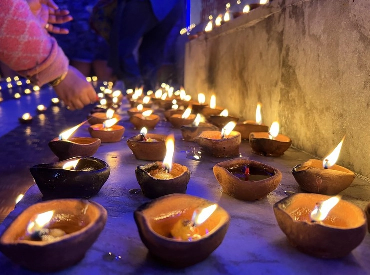 राम मंदिर में प्राण-प्रतिष्ठा के बाद देशभर में अयोध्या वाली दीवाली, दीपोत्सव के साथ आतिशबाजी, भंडारों और भजनों के आयोजन - Devotees Celebrate Diwali on Pran Pratishtha, PM Modi Lights Ram Jyoti