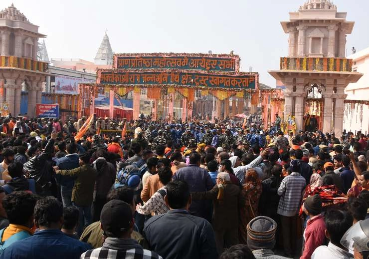 पहले दिन करीब 5 लाख श्रद्धालुओं ने किए रामलला के दर्शन, उमड़ता सैलाब देख CM योगी ने की मीटिंग - Nearly 5 lakh devotees visited Ramlala on the first day