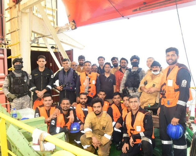 अदन की खाड़ी में मालवाहक जहाज पर हमला, Indian Navy ने इस तरह बचाई सभी की जान - Attack on cargo ship in the Gulf of Aden