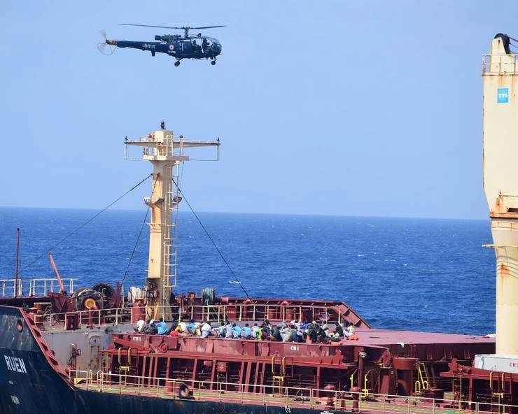 भारतीय नौसेना ने अपहृत क्रू मेंबर्स को बचाया, 35 समुद्री डाकुओं ने किया सरेंडर - Indian Navy rescues kidnapped crew members, 35 pirates surrender