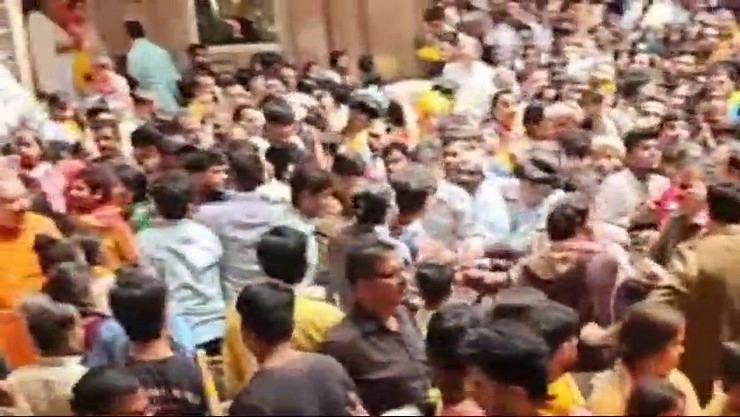 बांकेबिहारी मंदिर में सुरक्षाकर्मियों और श्रद्धालुओं के बीच मारपीट, जमकर चले लात-घूंसे - fight between security personnel and devotees in banke bihari temple there was fierce kicking and punching