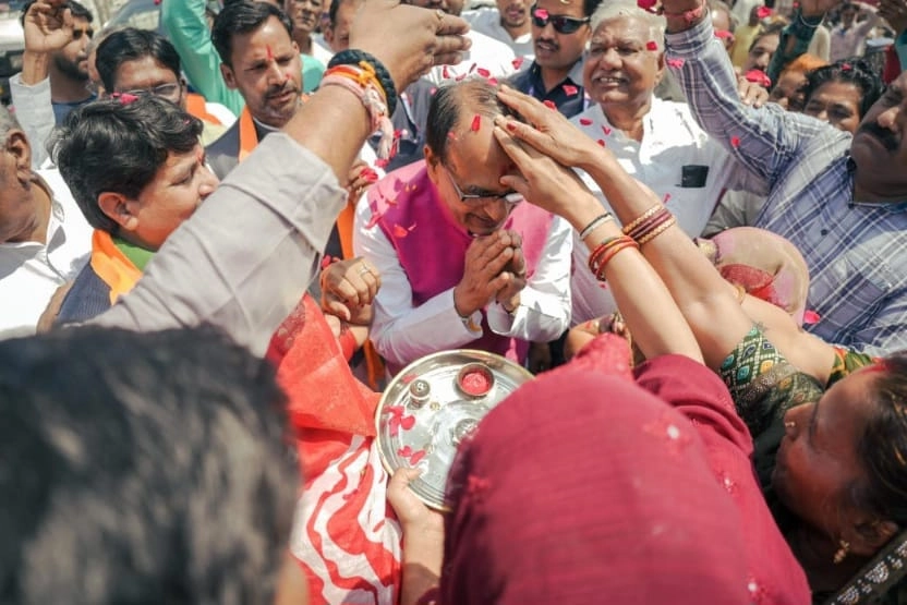 विदिशा में BJP उम्मीदवार शिवराज को चुनाव लड़ने पैसे दे रहीं लाड़ली बहनें, भांजे-भांजियां ने भेंट किए अपने गुल्लक