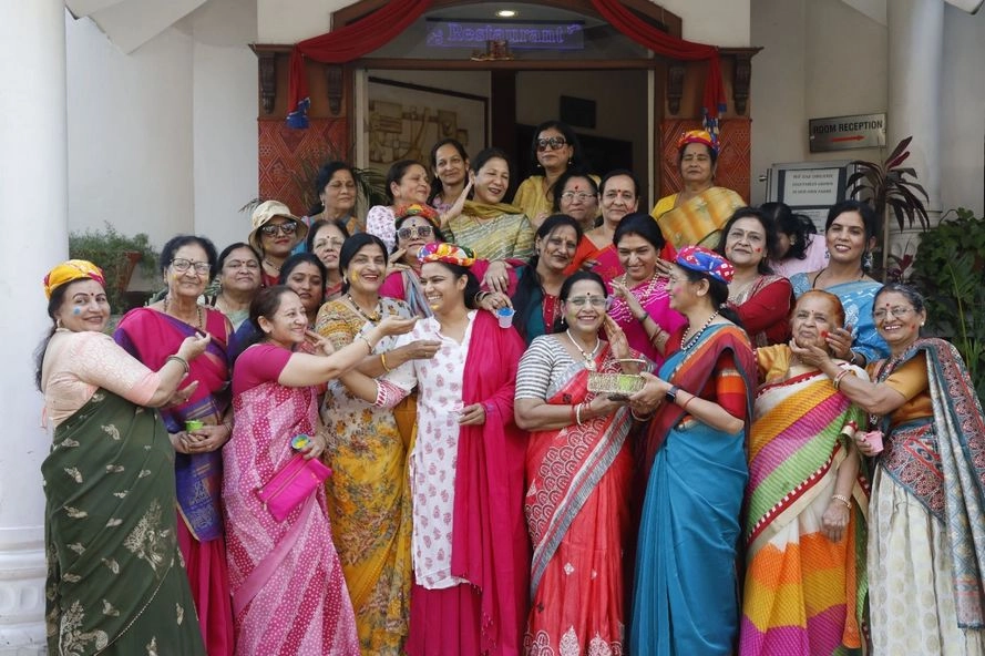 वामा साहित्य मंच ने मनाया रंगोत्सव, स्त्री और रंग' पुस्तक का हुआ विमोचन - Vama Sahitya Manch Indore