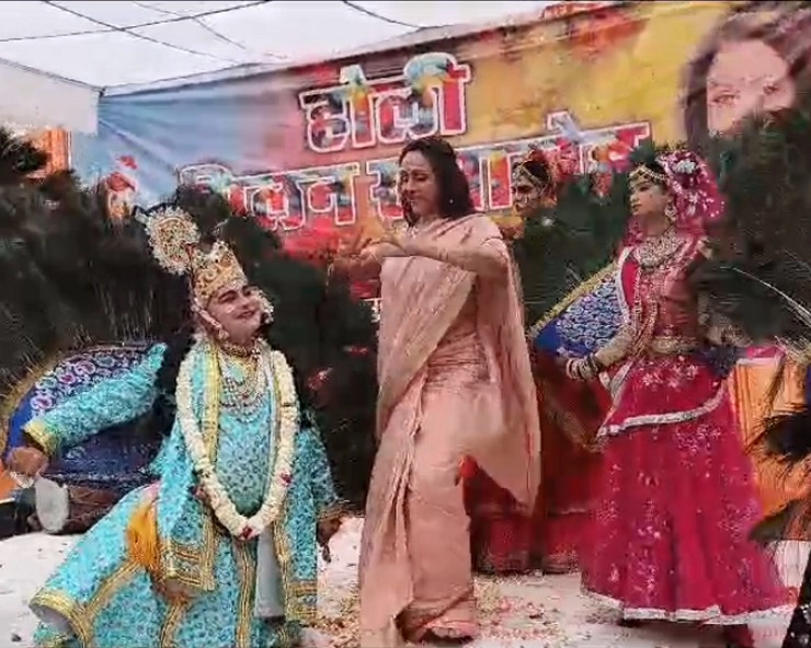 हेमा मालिनी ने अपने संसदीय क्षेत्र मथुरा में पुष्प होली खेलते हुए किया नृत्य - Hema Malini dances while playing Pushpa Holi in Mathura