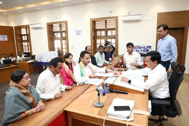 छिंदवाड़ा से नकुलनाथ ने भरा नामांकन, डैमेज कंट्रोल में जुटे कमलनाथ - Nakulnath filed nomination from Chhindwara Lok Sabha seat