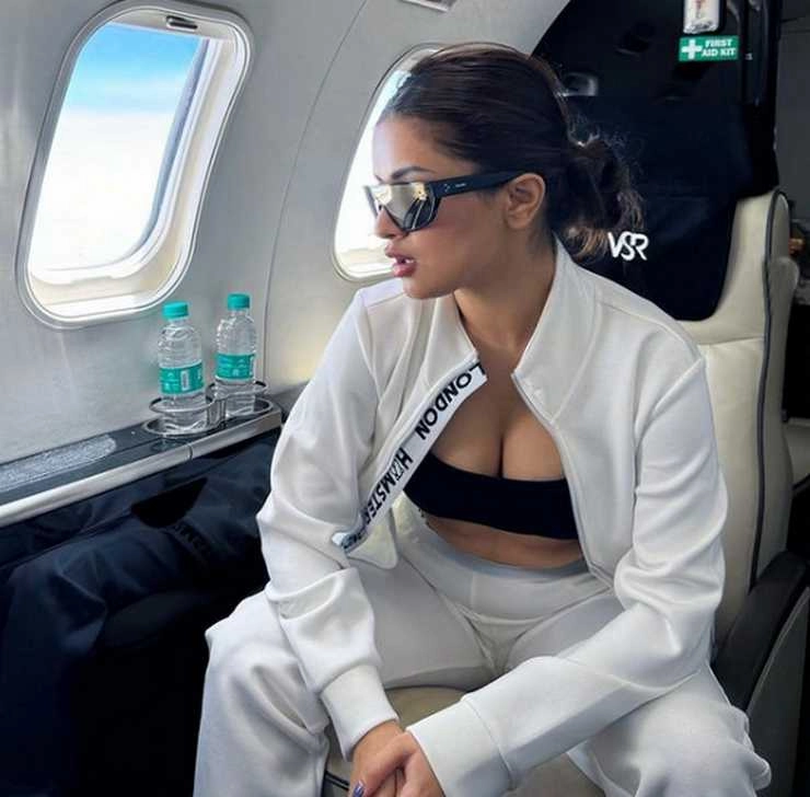 Avneet Kaur Flaunts her Cleavage and curvey figure in private jet - Avneet Kaur Flaunts her Cleavage and curvey figure in private jet