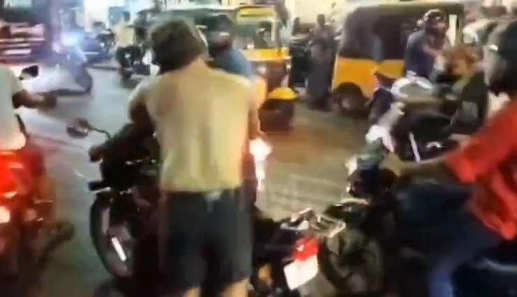 Video : चेन्नई में लोगों को काटने दौड़ा नशे में धुत विदेशी, भीड़ ने किया कंट्रोल - Drunk foreigner runs to bite people in Chennai