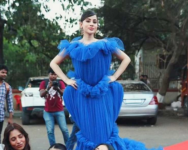 urfi javed wearing 100 kg gown photos goes viral - urfi javed wearing 100 kg gown photos goes viral