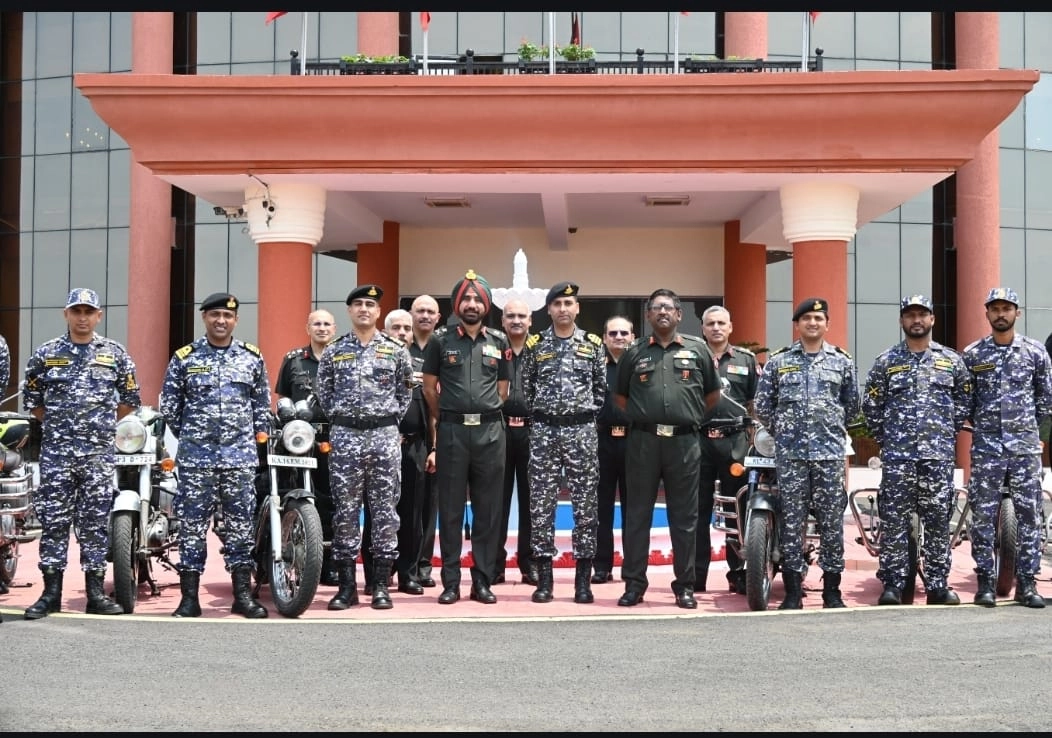 सुदर्शन चक्र कोर ने भारतीय नौसेना की मोटरसाइकिल अभियान टीम को सम्मानित किया