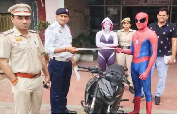 दिल्ली में देशी Spider Man और उसकी Girlfriend का पुलिस ने काटा चालान, बाइक पर झाड़ रहा था होशियारी - Spider Man Was Seen Riding a Bike police fined