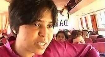 तृप्ति देसाई ने युवक को चप्पलों से पीटा (वीडियो)