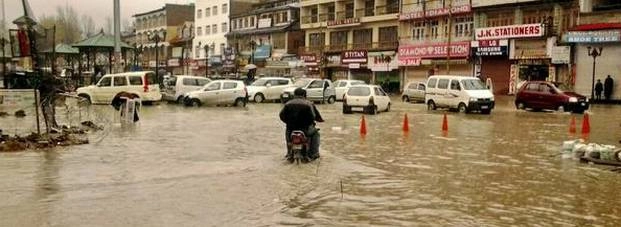 बारिश से कश्मीर के हालात बिगड़े, बाढ़ का अलर्ट जारी - floods in Jammu and Kashmir