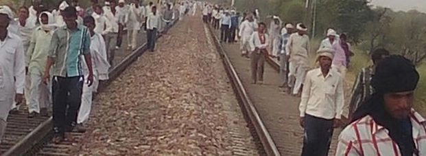 गुर्जरों ने किया रेलवे ट्रैक पर कब्जा - gurjar-movement