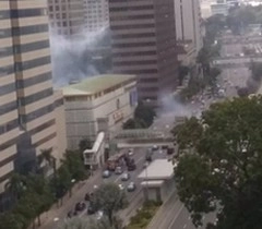 आतंकवादी हमला: जकार्ता में जबर्दस्त धमाके और फायरिंग, 6 मरे - Blast in Jakarta near UN Building