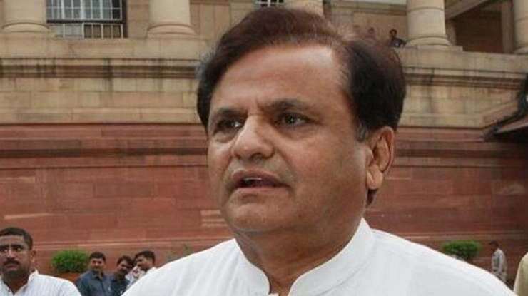 क्या अहमद पटेल हैं कांग्रेस का मुख्‍यमंत्री चेहरा... - Is Ahmed Patel CM face of congress in Gujrat